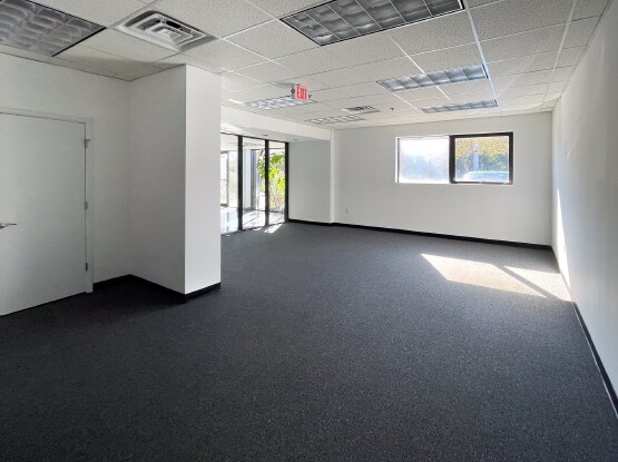 More Photos Of 163 Bridge Rd, Islandia Warehouse For Lease