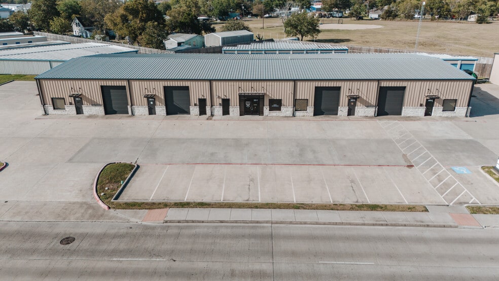 More Photos Of 305 Sam Houston Dr, Victoria Storefront For Lease