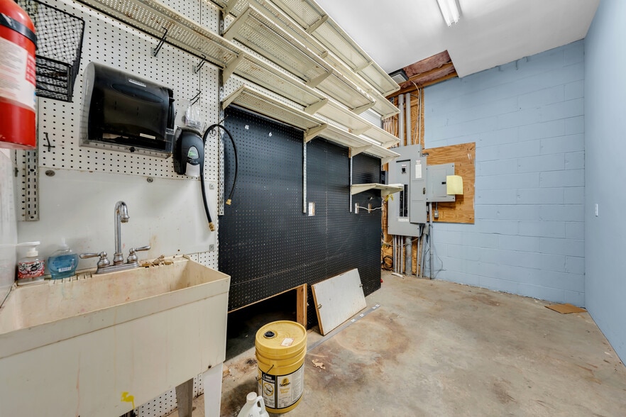 More Photos Of 25 Woodbury Hwy, Manchester Freestanding For Lease