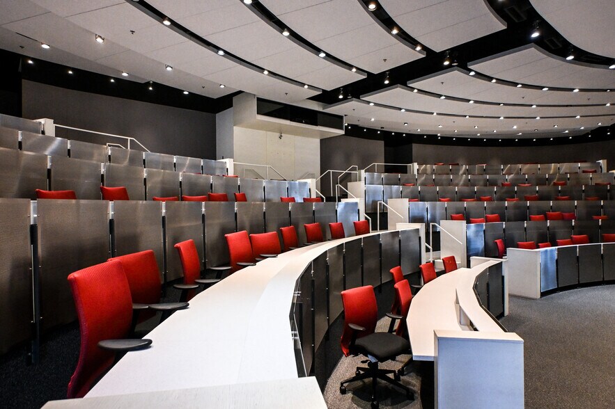 More Photos Of 800 Walnut St, Des Moines Office For Sale