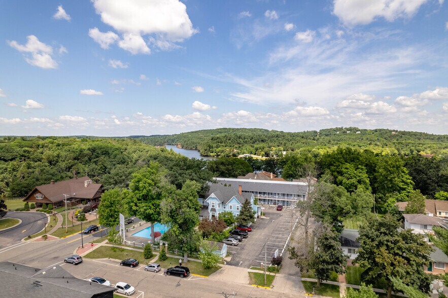 More Photos Of 910 River Rd, Wisconsin Dells Hotel For Sale