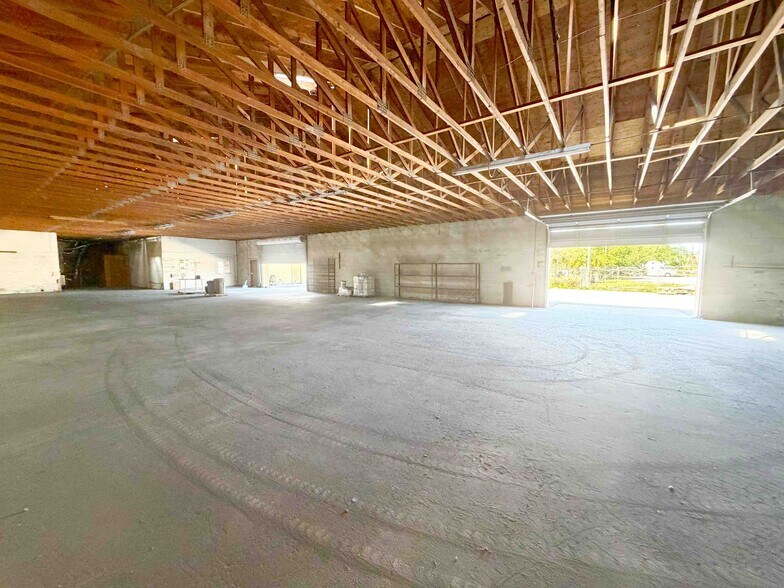 More Photos Of 2323 W Memorial Blvd, Lakeland Light Manufacturing For Lease