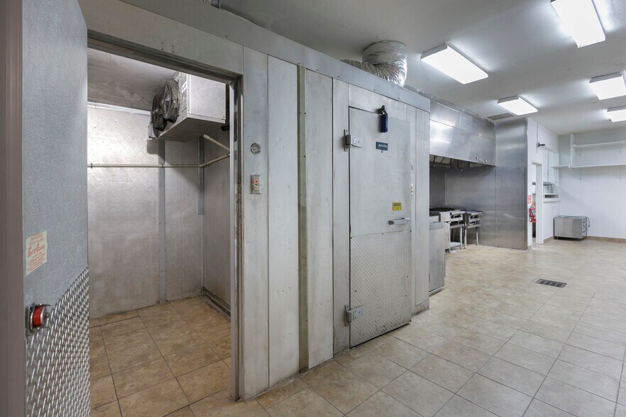 More Photos Of 8016 Arlington Expy, Jacksonville Hotel For Lease