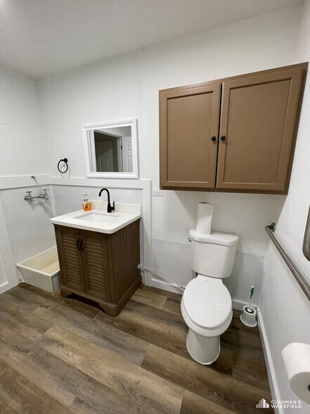 More Photos Of 116 Smokey St, Fort Collins Flex For Sale
