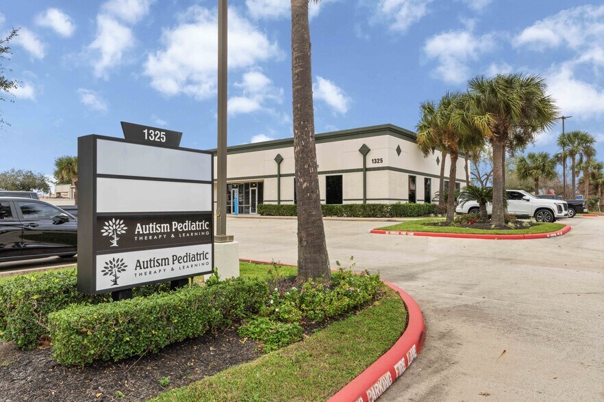 Primary Photo Of 1325 Space Park Dr, Houston Medical For Lease