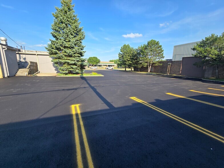 More Photos Of 2250 Pontiac Rd, Auburn Hills Office For Lease