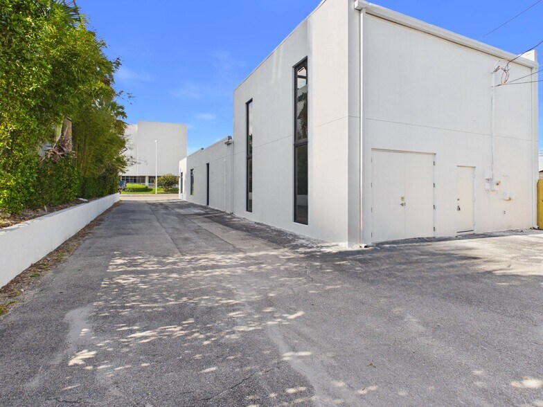 More Photos Of 1111 5th Ave S, Naples Freestanding For Sale