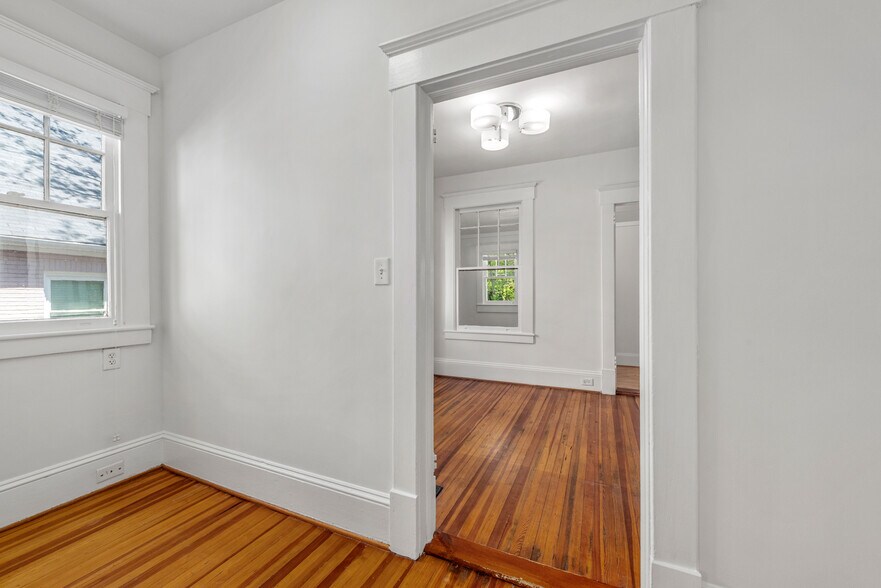 More Photos Of 221 E Kingston Ave, Charlotte Office Residential For Sale