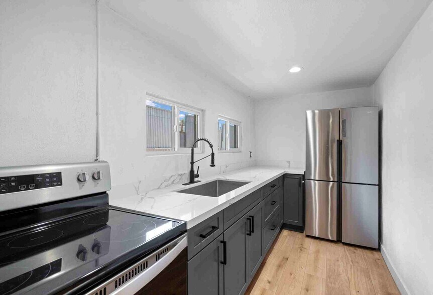 More Photos Of 427 S 31st Ave, Phoenix Service For Sale