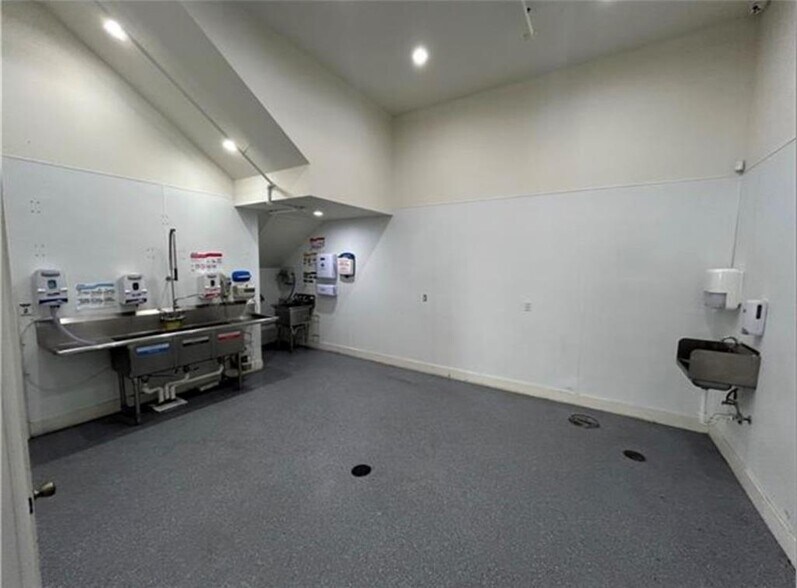 More Photos Of 5808 Magazine St, New Orleans General Retail For Lease