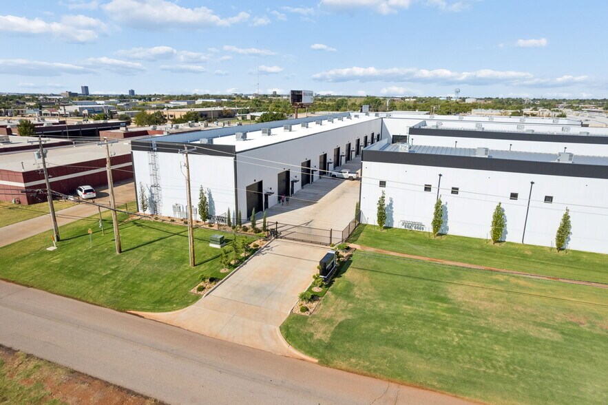 More Photos Of 7700 Broadway Ext, Oklahoma City Light Distribution For Sale