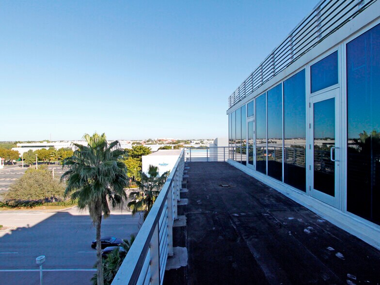 More Photos Of 10450 NW 33rd St, Doral Office For Sale