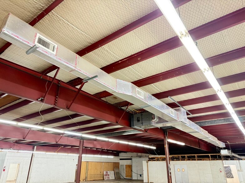 More Photos Of 11104 N Lamar Blvd, Austin Showroom For Lease