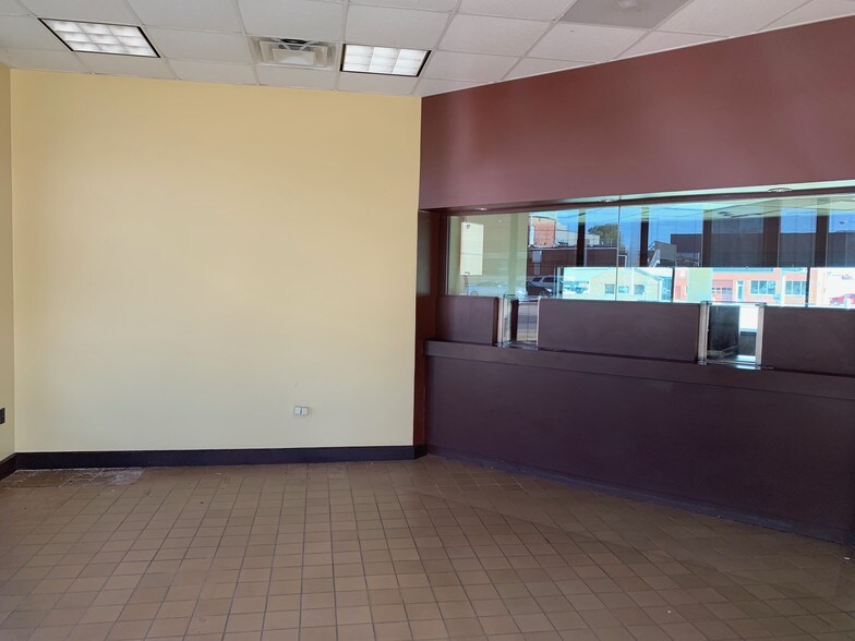 More Photos Of 325 Washington St, Paducah Bank For Lease