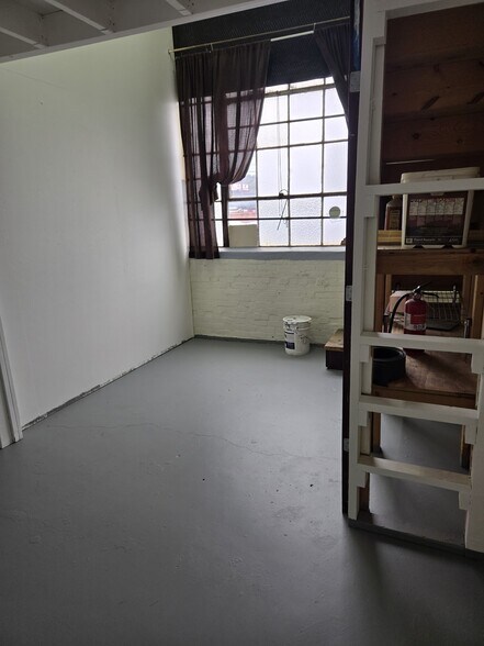 More Photos Of 5015-5025 Colorado Ave S, Seattle Warehouse For Lease