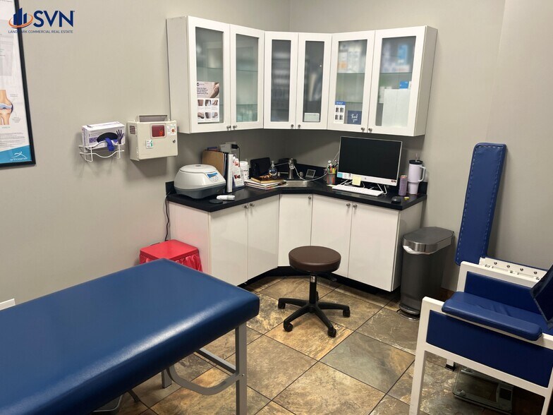 More Photos Of 917-923 S Randall Rd, St Charles General Retail For Lease