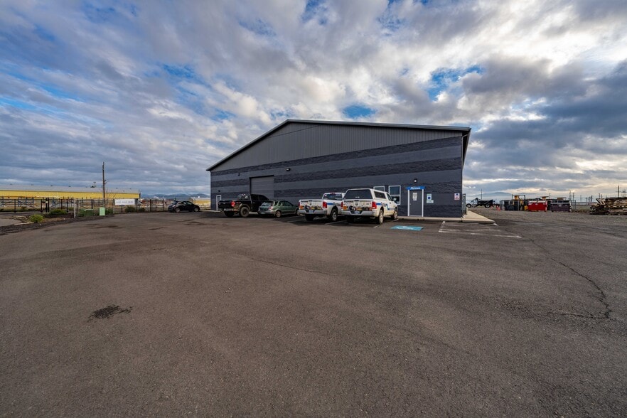 More Photos Of 1918 Bobcat Way, White City Warehouse For Sale