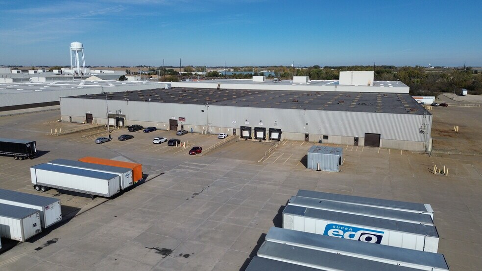 More Photos Of 200 E 90th St, Davenport Warehouse For Lease