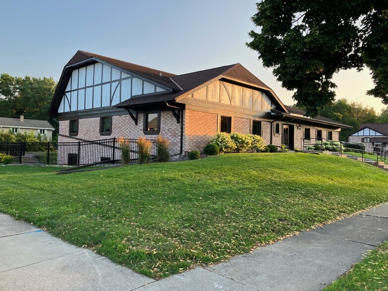 More Photos Of 1305 Chestnut St, West Bend Medical For Lease