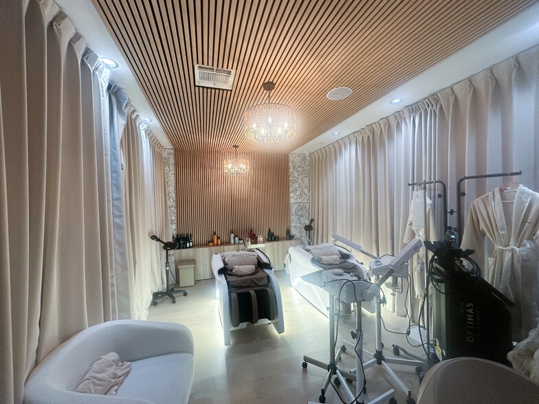 More Photos Of 7225 Melrose Ave, Los Angeles Medical For Lease