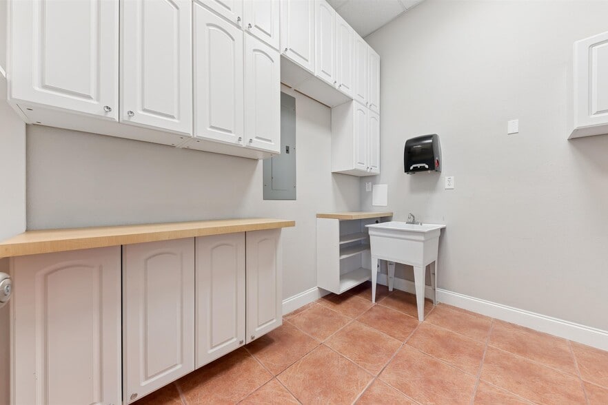 More Photos Of 826 N Dixie Hwy, Lantana Apartments For Sale