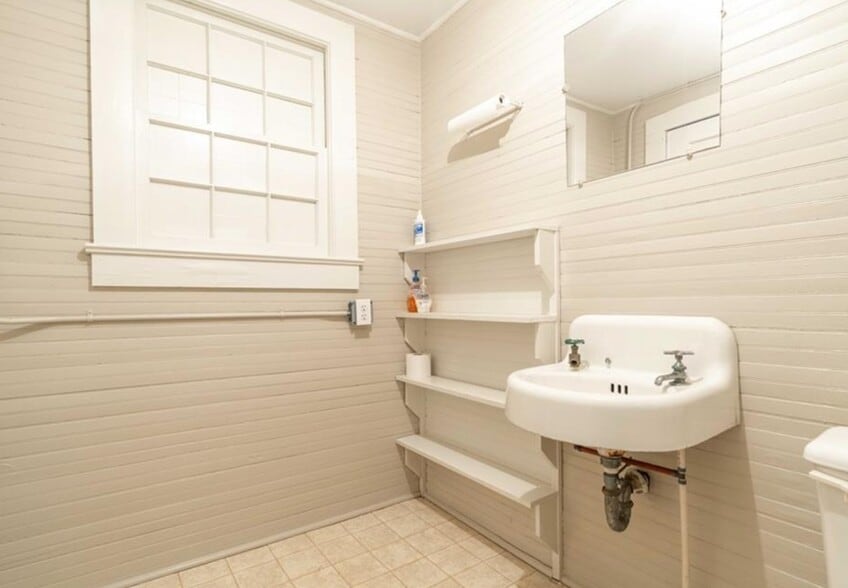 More Photos Of 511 James St, Burlington Religious Facility For Sale