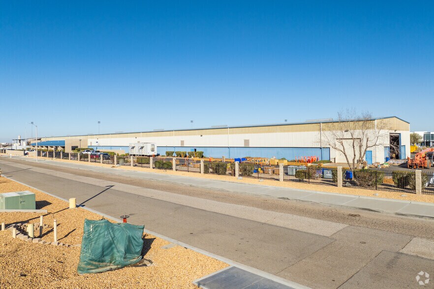 More Photos Of 13290 Sabre Blvd, Victorville Manufacturing For Sale