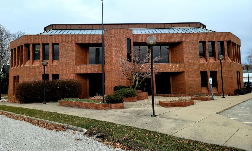 Primary Photo Of 115 N Third St, Fairbury Bank For Sale