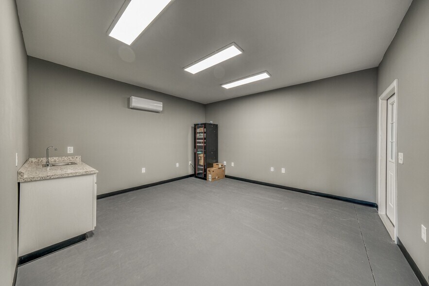 More Photos Of 109 Bennett Hills Dr, Weatherford Warehouse For Sale