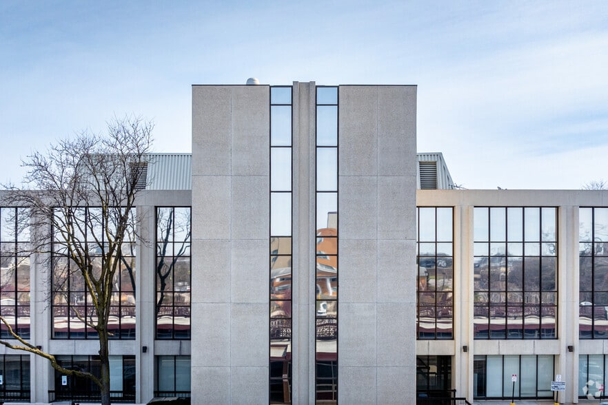 More Photos Of 2454 E Dempster St, Des Plaines Medical For Lease