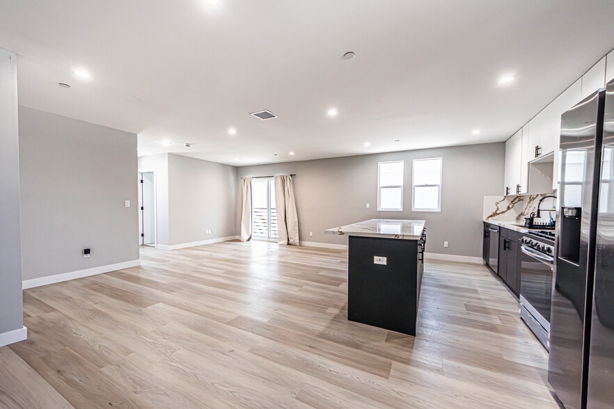 More Photos Of 2223 S Highland Ave, Los Angeles Apartments For Sale