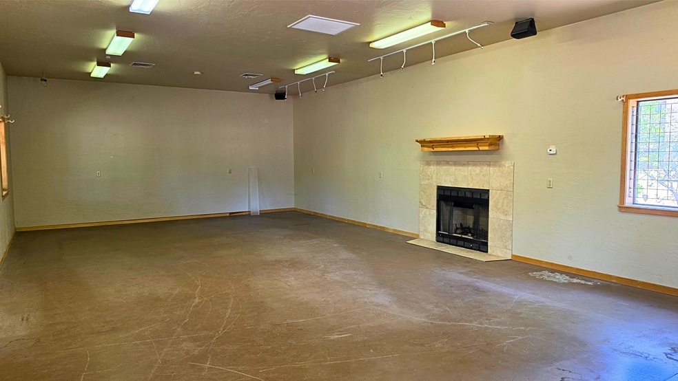 More Photos Of 182 White Mountain blvd, Lakeside General Retail For Sale