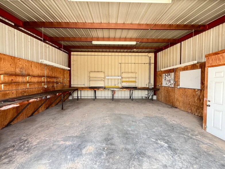 More Photos Of 714 Main St, Buffalo Gap Warehouse For Lease