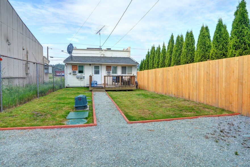 More Photos Of 1415 Pioneer Hwy, Silvana General Retail For Sale