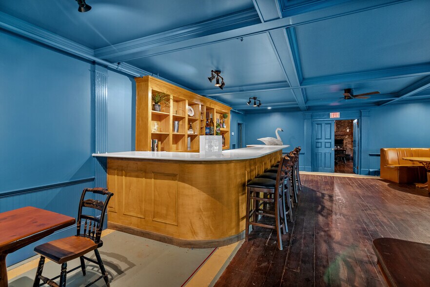 More Photos Of 314 N Morris St, Oxford Hotel For Sale