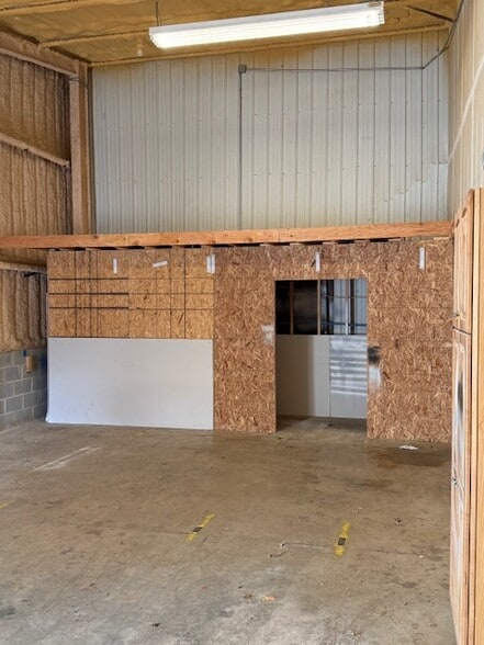 More Photos Of 56-58 River Rd, Chatham Warehouse For Lease