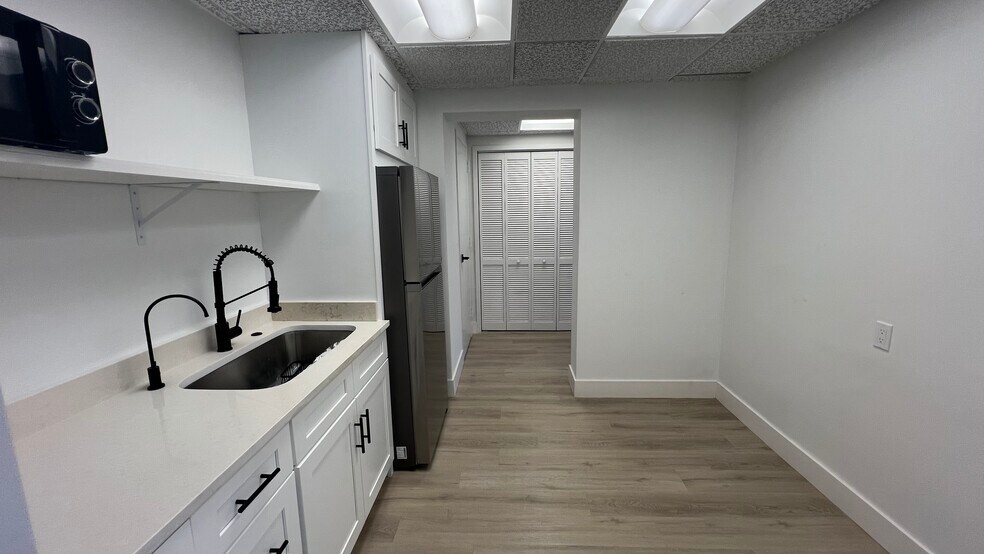 More Photos Of 504 S Moody Ave, Tampa Office For Sale