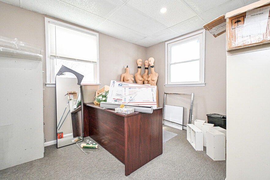 More Photos Of 8240 Clara Ave, Cincinnati Office For Sale