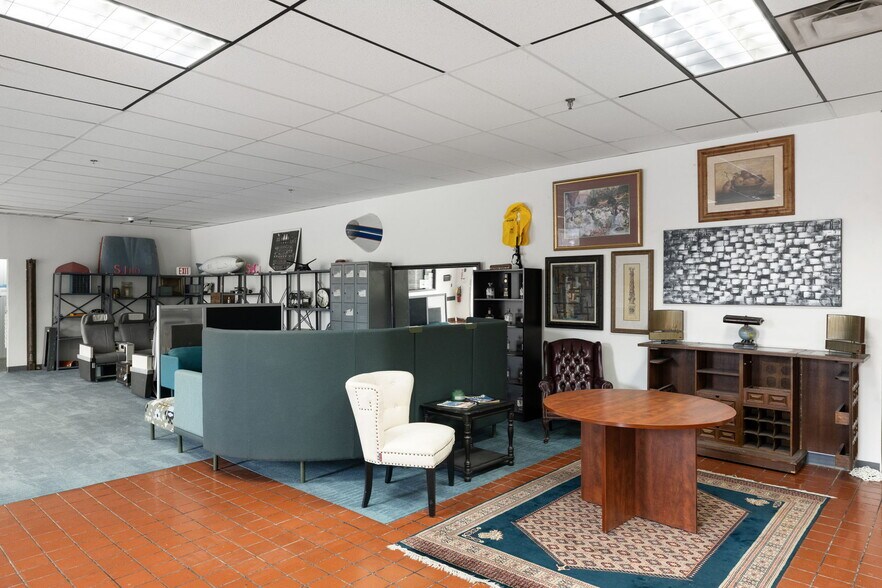 More Photos Of 215 Marvin Miller Dr SW, Atlanta Light Distribution For Sale