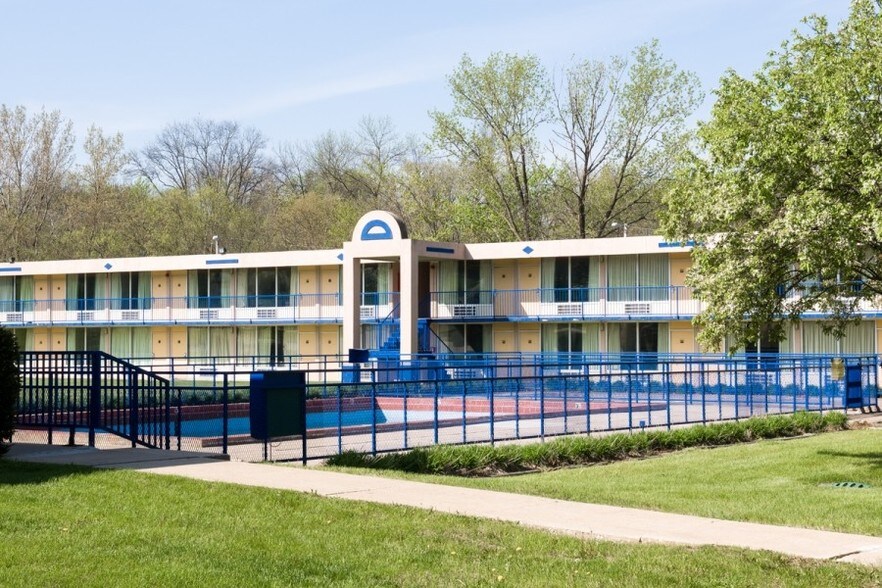 More Photos Of 1400 N Lafayette St, Macomb Hospitality For Sale