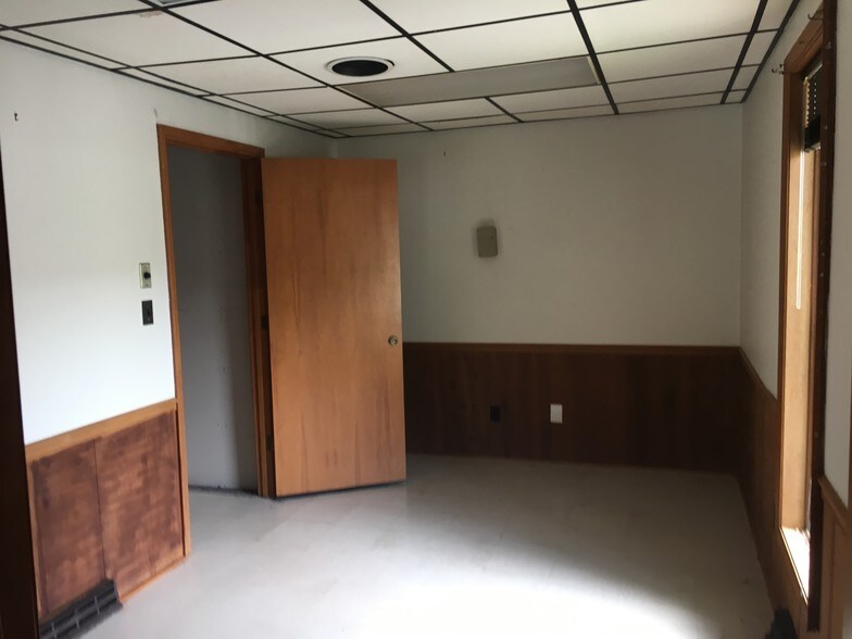 More Photos Of 4985-4991 Bethania Rd, Winston-Salem Office For Lease