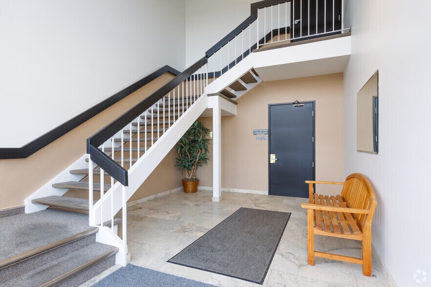 More Photos Of 667-675 E Big Beaver Rd, Troy Office For Lease