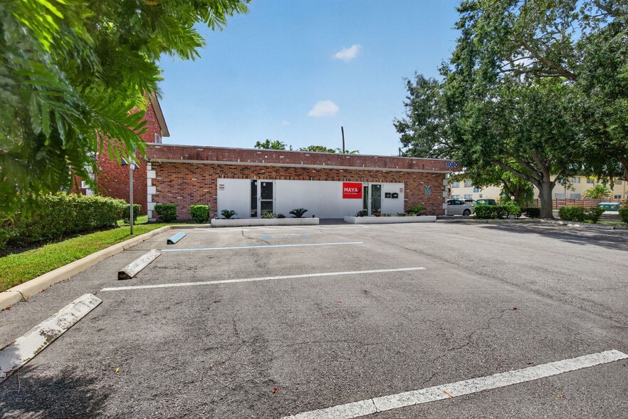 Primary Photo Of 8080 Pasadena Blvd, Pembroke Pines Office For Lease