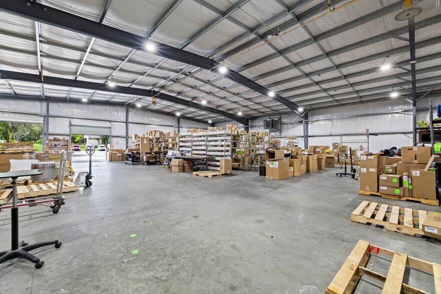 More Photos Of 7100 Edgewater Dr, Orlando Warehouse For Lease