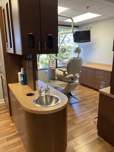 More Photos Of 1585 N Barrington Rd, Hoffman Estates Medical For Sale