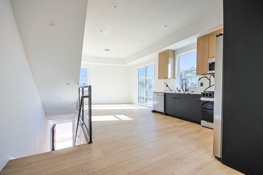 More Photos Of 6401 Odessa Ave, Lake Balboa Multifamily For Sale