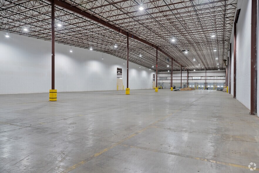 More Photos Of 41 N Industrial Dr, Calera Distribution For Lease