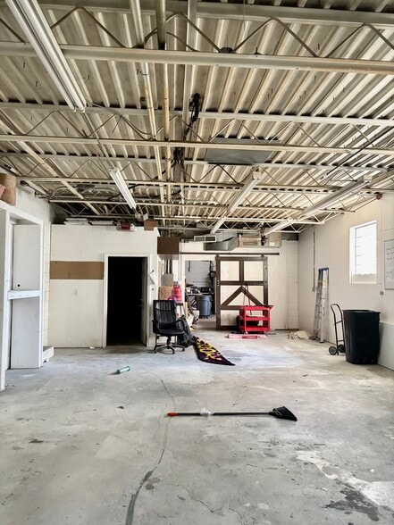 More Photos Of 1571 N Central Dr, Beavercreek Warehouse For Lease