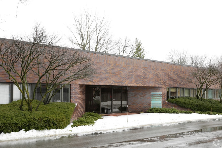 More Photos Of 2000 Burton St SE, Grand Rapids Medical For Lease