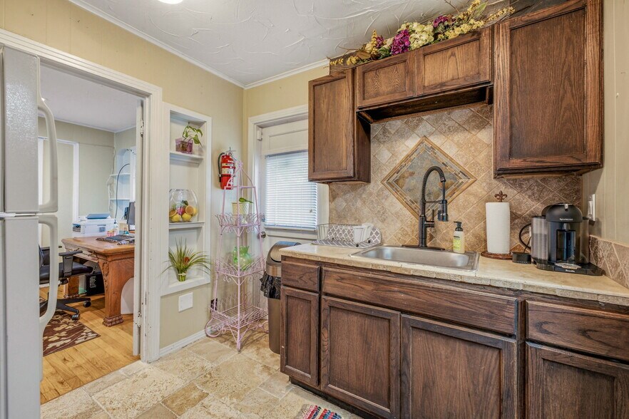 More Photos Of 416 S Morgan St, Granbury Office For Sale
